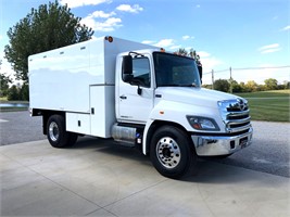 Chipper Truck 2016 Hino 268 - Under CDL! Like New!